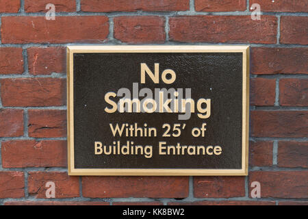 Allgemeine Zeichen Warnung der Bevölkerung, nicht zu rauchen, mit 25 ft dieses Gebäude in Washington DC, USA. Stockfoto