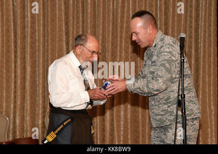 Die 61 Air Base Group bei Los Angeles Air Force Base Gastgeber der jährlichen Urlaub Familie fest und besondere freiwillige Anerkennung am Fort MacArthur Community Center in San Pedro, Kalifornien, 16.November 2017 statt. Während der Mahlzeit, Master Jerome Ginsberg von Col Charles Roberts erkannt wurde, 61 Air Base Wing Commander, Los Angeles AFB für seine plus 17 Jahre Arbeit mit militärischen Jugend - Angehörige, als martial arts Instructor auf LA AFB. Sensei's Bio für Einführung durch die 61 ABG Commander, Col Charles Roberts, an die Teilnehmer lesen", während der Anweisung Sensei konzentriert sich auf die physischen Ein Stockfoto