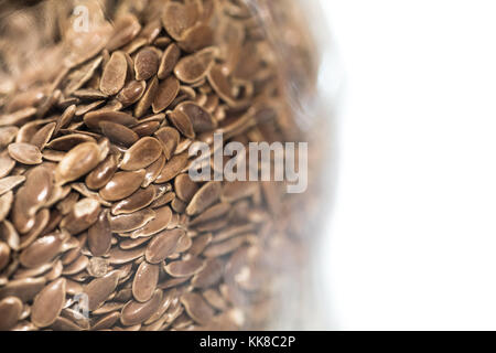Leinsamen in jar isoliert Stockfoto
