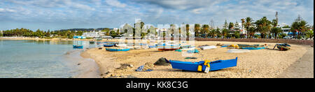 Boote aus Holz an der Mittelmeerküste in Hammamet, Tunesien Stockfoto