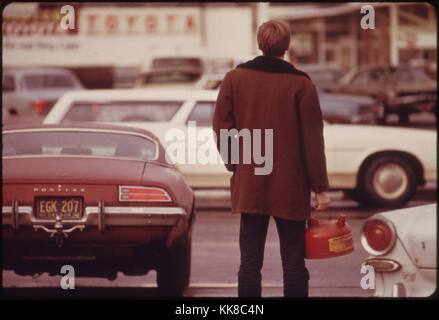 Einige Autofahrer lief aus Gas wie dieser Mann in Portland und hatte im Einklang mit einem Gas kann während der Ölkrise im Pazifischen Nordwesten zu stehen. Mit freundlicher Genehmigung der nationalen Archive, 1973. Stockfoto