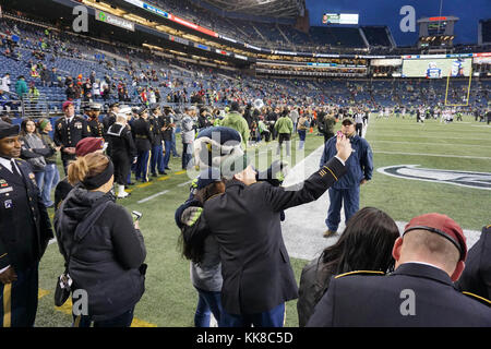 Soldaten und ihre Familienangehörigen vom 1 Special Forces Group (Airborne) Watch vor - Spiel üben, bevor Sie in die Nationalhymne teilnehmen für die Seattle Seahawks Spiel gegen die Atlanta Falcons am 20 November, 2017 Century Link Stadion in Seattle, WA. Dieses Spiel ist ein Teil der Partnerschaft, die die Seahawks mit 1 SFG (A) und war der Gruß an Service Spiel. Stockfoto