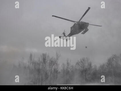 Alaska Army National Guard UH-60 Black Hawk Helikopter auf Szene während einer Messe- und Unfallversicherung Search-and-Rescue Ausbildung bei Joint Base Elmendorf-Richardson, Alaska, Nov. 21, 2017. Während der Übung, die Rettung Betreiber befindet, bewertet, behandelt und zahlreiche Opfer evakuiert beim Einkuppeln und die Beseitigung mehrerer Angriffe von oppositionellen Kräften. Neben der Ausbildung für die Bekämpfung von Such- und Rettungsaktionen, die 212Th Rescue Squadron auch Emergency Rescue Services bietet für Alaska Bewohner und Besucher. (U.S. Air Force Foto von älteren Flieger Curt Strand) Stockfoto