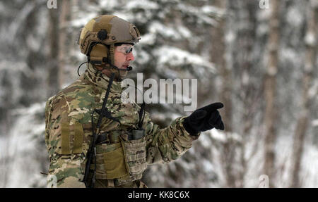 Eine Alaska Air Nationalgarde der 212th Rescue Squadron Richtungen während einer Messe- und Unfallversicherung Search-and-Rescue Ausbildung bei Joint Base Elmendorf-Richardson, Alaska, Nov. 21, 2017 gibt zugeordnet. Während der Übung, die Rettung Betreiber befindet, bewertet, behandelt und zahlreiche Opfer evakuiert beim Einkuppeln und die Beseitigung mehrerer Angriffe von oppositionellen Kräften. Neben der Ausbildung für die Bekämpfung von Such- und Rettungsaktionen, die 212Th Rescue Squadron auch Emergency Rescue Services bietet für Alaska Bewohner und Besucher. (U.S. Air Force Foto von älteren Flieger Curt Strand) Stockfoto