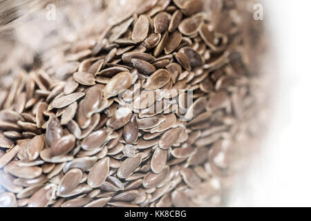 Leinsamen in jar isoliert Stockfoto