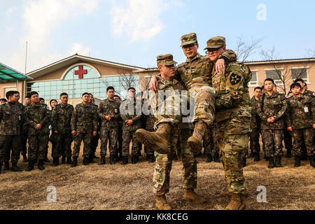 Soldaten, 210Th Field Artillery Brigade zugeordnet zeigt die richtige Art und Weise der Durchführung einer Zwei-mann während eines Kampfes Life Savers Ausbildung bei Yeoncheon, Südkorea, Nov. 22, 2017. Die 210Th Field Artillery Brigade Mediziner durchgeführt eine erste Round Robin medizinische Ausbildung 5 ROKA-ID in das Verständnis der medizinischen Behandlung und die Bekämpfung der Bereitschaft zu helfen. (U.S. Armee Foto von Sgt. Michelle U. Blesam, 210Th FA BDE PAO) Stockfoto