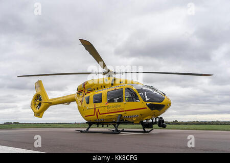 Der East Anglia Air Ambulance Airbus H 145, "anglian Zwei", befindet sich auf der Rampe der Flughafen Cambridge bis getankt und bereit für die nächste Mission. Der EAAA reagieren regelmäßig mehr als 50 Missionen pro Woche. Die 352 d Special Operations Maintenance Squadron Besuch war ein Teil der Honorary Commander Programm, das bietet eine einzigartige Gelegenheit für lokale Community Mitglieder auf 352 SOW Führer Schatten einen Austausch von Ideen, Erfahrungen zu fördern und eine unterstützende Beziehung mit der Gemeinschaft fördern. Stockfoto