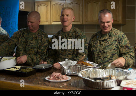 CAMP FOSTER, Okinawa, Japan - Brig. Gen. Paul Rock Jr, Mitte, serviert Speisen während des Thanksgiving in der Kaserne Nov. 22 an Bord Camp Foster, Okinawa, Japan. Das Abendessen war von der Führung der Zentrale und Support Battalion, Marine Corps Installationen Pacific-Marine Corps Base Camp Butler, Japan. Thanksgiving in der Kaserne wurde gehalten, ein Ort für Marines ein hausgemachtes Essen gemeinsam während der Ferienzeit zu haben. Rock ist der kommandierende General der MCIPAC-MCB Camp Butler, Japan. Stockfoto