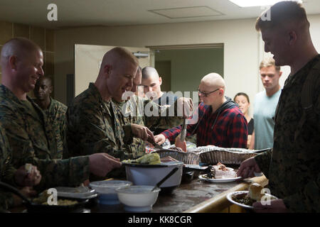 CAMP FOSTER, Okinawa, Japan - Brig. Gen. Paul Rock Jr. dient Marines während des Thanksgiving in der Kaserne Nov. 22 an Bord Camp Foster, Okinawa, Japan. Das Abendessen war von der Führung der Zentrale und Support Battalion, Marine Corps Installationen Pacific-Marine Corps Base Camp Butler, Japan. Es marines Leben in der Kaserne mit einem selbst zubereiteten Mahlzeit während der Ferien Wochenende. Rock ist der kommandierende General der MCIPAC-MCB Camp Butler, Japan. Stockfoto