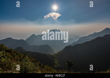 Sonnenuntergang über dem Chiang Dao Berg, berühmten Berge in Chiang Mai, Thailand. Stockfoto