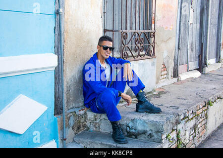 Junger Mann draußen in Cienfuegos, Kuba Stockfoto