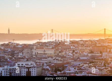 Lissabon, Portugal - November 19, 2017: Stadtbild von Lissabon, Portugal, bei Sonnenuntergang auf einem November Tag, wie von Belvedere Unserer Lieben Frau von der Hill gesehen viewp Stockfoto