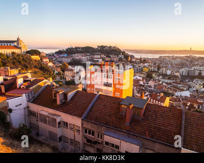 Lissabon, Portugal - November 19, 2017: Stadtbild von Lissabon, Portugal, bei Sonnenuntergang auf einem November Tag, wie von Belvedere Unserer Lieben Frau von der Hill gesehen viewp Stockfoto