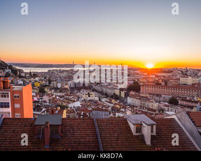 Lissabon, Portugal - November 19, 2017: Das stadtbild von Lissabon, Portugal, in der Nacht, kurz nach Sonnenuntergang am November Tag. Stockfoto