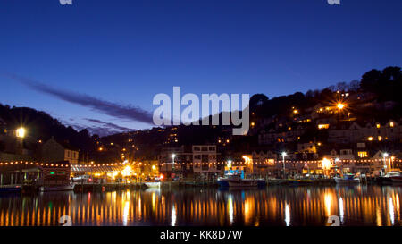 Lichter und Boote am Rande des Hafens, an einem Winterabend Stockfoto