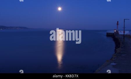 Mond - Aufstieg über die South East Beach looe im frühen Winter Stockfoto