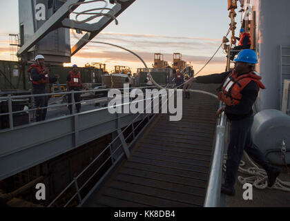 ATLANTISCHER OZEAN (Nov 27, 2017) Seaman Zimir Wilkins aus Philadelphia, Pennsylvania, wirft eine Linie während des Kleinbootbetriebs an Bord des Dock-Landungsschiffes USS Oak Hill (LSD 51). Oak Hill, Komponenten der Iwo Jima Amphibious Ready Group und der 26. Marine Expeditionary Unit, führen eine kombinierte Übung der Composite Training Unit durch, die den Höhepunkt der Ausbildung für das Navy-Marine Corps Team darstellt und sie für den Einsatz zertifizieren wird. (USA Navy Foto von Mass Communication Specialist Seaman Jessica L. Dowell) Stockfoto