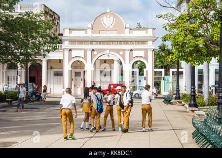 Schule Kinder in Uniformen und Triumphbogen Arco de Triunfo und des Parque José Martí in Cienfuegos, Kuba, Karibik Stockfoto