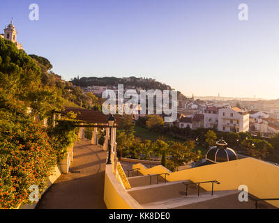 Lissabon, Portugal - November 19, 2017: Jardim da Cerca da graca in Lissabon, Portugal, bei Sonnenuntergang. Sao Jorge im Hintergrund. Stockfoto