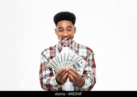 Porträt einer fröhlichen Happy afrikanischen Mann mit Bündel geld Banknoten isoliert auf weißem Hintergrund Stockfoto