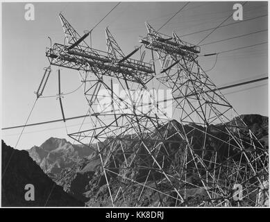 Ein schwarz-weiß Foto von Transmission Line Türmen auf eine Felswand, beide Türme in die Fotografie konstruiert wurden, weg von der Klippe auf dem Weg zur Schlucht gewinkelt, Canyons, die Landschaft, die übertragung Leitungen der Hoover Dam, das Bild stammt aus einer Serie von Fotografien bekannt als das Wandbild Projekt von Ansel Adams, er durch den National Park Service 1941 beauftragt wurde, eine fotografische Wandbild für das Ministerium des Innern in Washington DC zu erstellen, wird das Projekt zu einem Ende kam wegen des Zweiten Weltkrieges, United States, 1941. Stockfoto