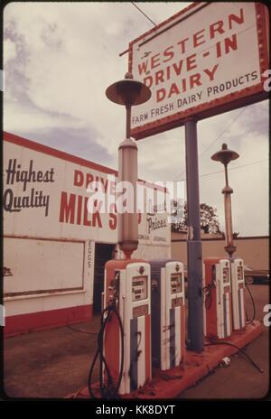 Farbfoto des ein Service Station, die gezwungen wurde, aus Mangel an Benzin während der gaskrise von 1973-1974 zu schließen, vier Zapfsäulen im Vordergrund gesehen werden kann, und ein Schild mit der Aufschrift 'westlichen Drive-In Molkerei", 1973. Mit freundlicher Genehmigung der nationalen Archive. Stockfoto