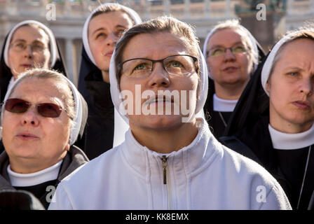 Vatikan, 19. November 2017: Pilgernde Nonnen während Urbis et Orbis gebet am Sonntag an der Saint Peters Square. Stockfoto