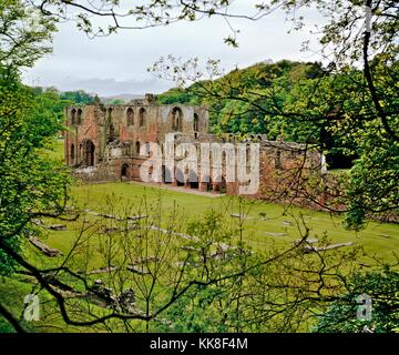 Furness Abbey in der Nähe von Furness, Cumbria, England. Mittelalterliche Zisterzienserkloster zerstörten roten Sandstein. Stockfoto