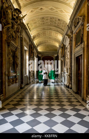 Vatikan, 19. November 2017: Prozession der Priester das Anfahren in Fluren des Museum der Schatzkammer der Vatikan. Stockfoto