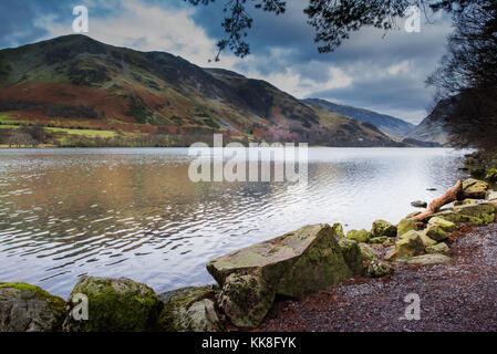 Blick über Buttermere See im Winter Stockfoto