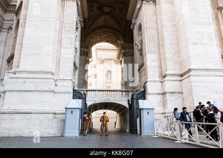 Vatikan, 19. November 2017: Schweizer Garde durch ein Tor bei St. Peters Platz stehen. Stockfoto