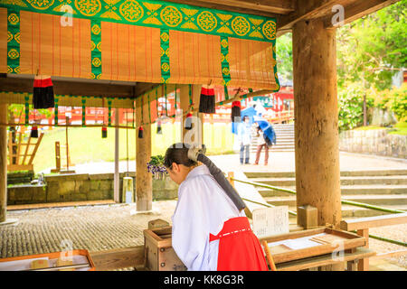 Shinto Miko in Nara Stockfoto