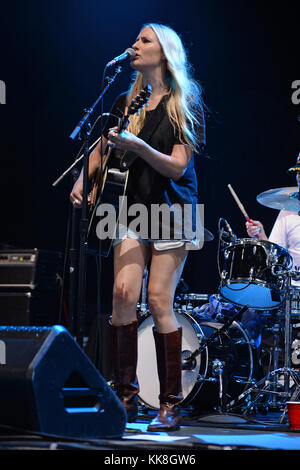 WEST PALM BEACH, FL - 06. AUGUST: Holly Williams tritt am 6. August 2016 im Perfect Vodka Amphitheater in West Palm Beach Florida auf. Leute: Holly Williams T Stockfoto