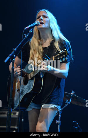 WEST PALM BEACH, FL - 06. AUGUST: Holly Williams tritt am 6. August 2016 im Perfect Vodka Amphitheater in West Palm Beach Florida auf. Leute: Holly Williams T Stockfoto