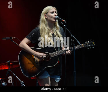 WEST PALM BEACH, FL - 06. AUGUST: Holly Williams tritt am 6. August 2016 im Perfect Vodka Amphitheater in West Palm Beach Florida auf. Leute: Holly Williams T Stockfoto
