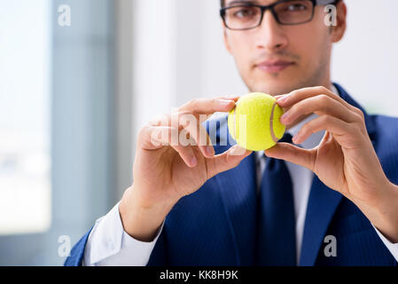 Junge Unternehmer mit Tennis ball Arbeiten im Büro Stockfoto