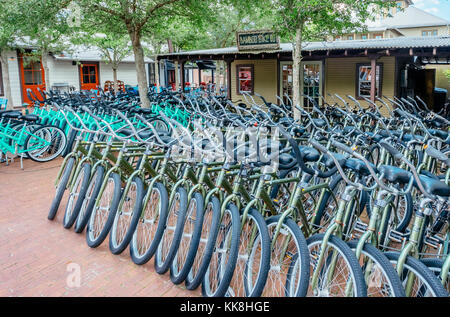 Fahrräder von, bei einem Fahrradverleih business in Rosemary Beach, Florida, USA. Stockfoto