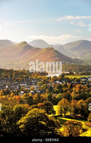 Nationalpark Lake District, Cumbria, England. Im Südwesten über Keswick Stadt und Nord Ende Derwentwater Katze Glocken. Herbst Stockfoto