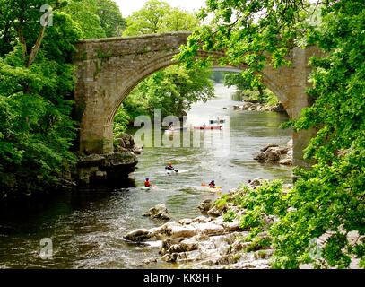 Die Devils Bridge über den Fluss Lune an der Stadt von Kirkby Lonsdale, Cumbria. Kanu, Kajak. England. Stockfoto