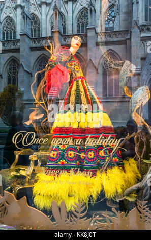 Saks Fifth Avenue urlaub Fenster aufzurufen. Stockfoto