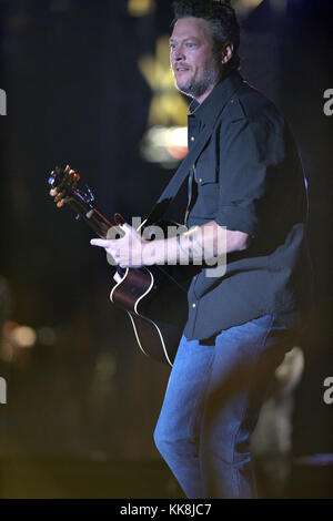 FORT LAUDERDALE, FL - APRIL 17: Country-Sänger Blake Shelton tritt während des Tortuga Music Festivals auf. Shelton ist auch für seine Rolle als Richter bei den im Fernsehen übertragenen Gesangswettbewerben Nashville Star, Clash of the Choirs und The Voice bekannt. Shelton war mit der Landsfrau Miranda Lambert verheiratet und hat sich am 17. April 2016 in Fort Lauderdale, Florida, mit der Sängerin Gwen Stefani verabredeten. Personen: Blake Shelton Transmission Ref: MNC Stockfoto