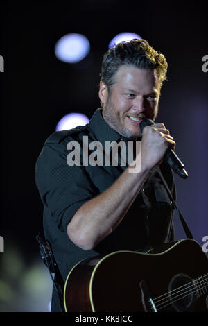 FORT LAUDERDALE, FL - APRIL 17: Country-Sänger Blake Shelton tritt während des Tortuga Music Festivals auf. Shelton ist auch für seine Rolle als Richter bei den im Fernsehen übertragenen Gesangswettbewerben Nashville Star, Clash of the Choirs und The Voice bekannt. Shelton war mit der Landsfrau Miranda Lambert verheiratet und hat sich am 17. April 2016 in Fort Lauderdale, Florida, mit der Sängerin Gwen Stefani verabredeten. Personen: Blake Shelton Transmission Ref: MNC Stockfoto