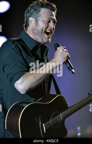 FORT LAUDERDALE, FL - APRIL 17: Country-Sänger Blake Shelton tritt während des Tortuga Music Festivals auf. Shelton ist auch für seine Rolle als Richter bei den im Fernsehen übertragenen Gesangswettbewerben Nashville Star, Clash of the Choirs und The Voice bekannt. Shelton war mit der Landsfrau Miranda Lambert verheiratet und hat sich am 17. April 2016 in Fort Lauderdale, Florida, mit der Sängerin Gwen Stefani verabredeten. Personen: Blake Shelton Transmission Ref: MNC Stockfoto