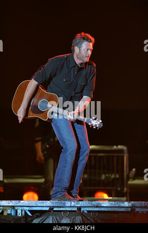 FORT LAUDERDALE, FL - APRIL 17: Country-Sänger Blake Shelton tritt während des Tortuga Music Festivals auf. Shelton ist auch für seine Rolle als Richter bei den im Fernsehen übertragenen Gesangswettbewerben Nashville Star, Clash of the Choirs und The Voice bekannt. Shelton war mit der Landsfrau Miranda Lambert verheiratet und hat sich am 17. April 2016 in Fort Lauderdale, Florida, mit der Sängerin Gwen Stefani verabredeten. Personen: Blake Shelton Transmission Ref: MNC Stockfoto