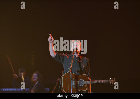 FORT LAUDERDALE, FL - APRIL 17: Country-Sänger Blake Shelton tritt während des Tortuga Music Festivals auf. Shelton ist auch für seine Rolle als Richter bei den im Fernsehen übertragenen Gesangswettbewerben Nashville Star, Clash of the Choirs und The Voice bekannt. Shelton war mit der Landsfrau Miranda Lambert verheiratet und hat sich am 17. April 2016 in Fort Lauderdale, Florida, mit der Sängerin Gwen Stefani verabredeten. Personen: Blake Shelton Transmission Ref: MNC Stockfoto