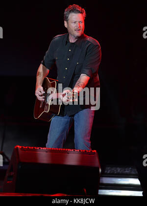 FORT LAUDERDALE, FL - APRIL 17: Country-Sänger Blake Shelton tritt während des Tortuga Music Festivals auf. Shelton ist auch für seine Rolle als Richter bei den im Fernsehen übertragenen Gesangswettbewerben Nashville Star, Clash of the Choirs und The Voice bekannt. Shelton war mit der Landsfrau Miranda Lambert verheiratet und hat sich am 17. April 2016 in Fort Lauderdale, Florida, mit der Sängerin Gwen Stefani verabredeten. Personen: Blake Shelton Transmission Ref: MNC Stockfoto