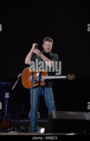 FORT LAUDERDALE, FL - APRIL 17: Country-Sänger Blake Shelton tritt während des Tortuga Music Festivals auf. Shelton ist auch für seine Rolle als Richter bei den im Fernsehen übertragenen Gesangswettbewerben Nashville Star, Clash of the Choirs und The Voice bekannt. Shelton war mit der Landsfrau Miranda Lambert verheiratet und hat sich am 17. April 2016 in Fort Lauderdale, Florida, mit der Sängerin Gwen Stefani verabredeten. Personen: Blake Shelton Transmission Ref: MNC Stockfoto