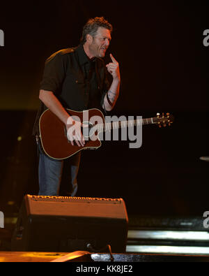 FORT LAUDERDALE, FL - APRIL 17: Country-Sänger Blake Shelton tritt während des Tortuga Music Festivals auf. Shelton ist auch für seine Rolle als Richter bei den im Fernsehen übertragenen Gesangswettbewerben Nashville Star, Clash of the Choirs und The Voice bekannt. Shelton war mit der Landsfrau Miranda Lambert verheiratet und hat sich am 17. April 2016 in Fort Lauderdale, Florida, mit der Sängerin Gwen Stefani verabredeten. Personen: Blake Shelton Transmission Ref: MNC Stockfoto