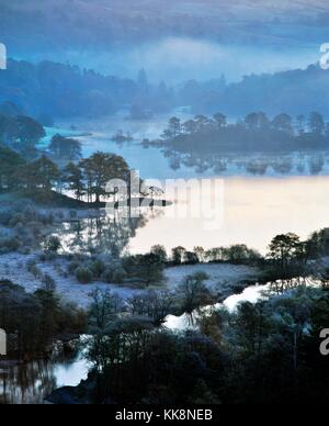 Rydal Wasser im Lake District National Park in der Nähe von Grasmere, Ambleside und Windermere. Cumbria, England. Morgen Winterfrost. Stockfoto