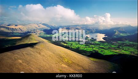 Lake District National Park Cumbria. Süden über Skiddaw Keswick und Derwentwater mit Borrowdale und die zentrale Fells darüber hinaus Stockfoto